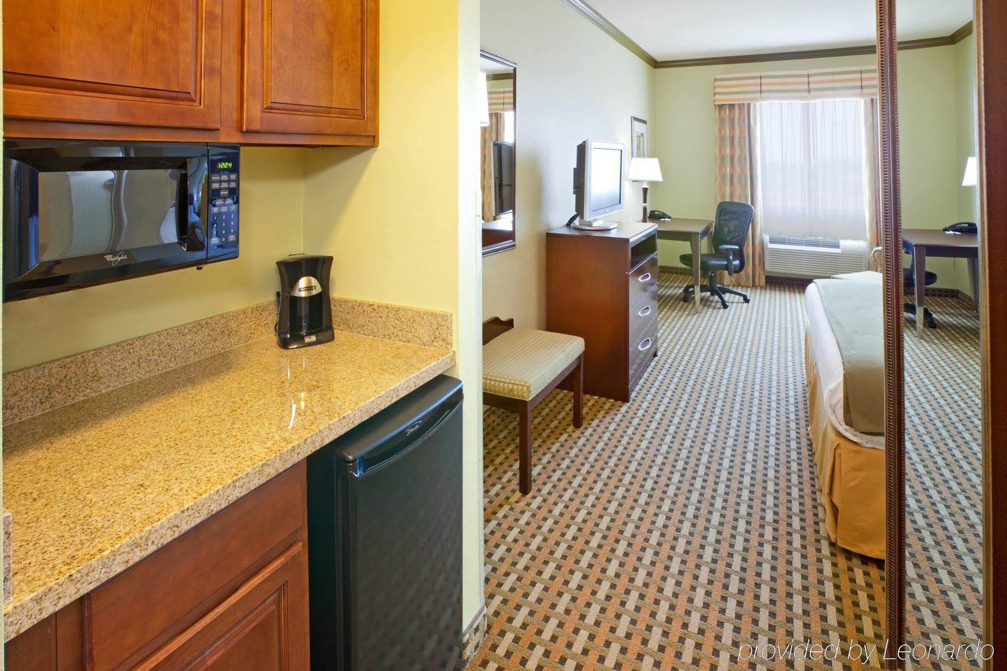 Holiday Inn Express & Suites Fort Worth - Fossil Creek By Ihg Стая снимка
